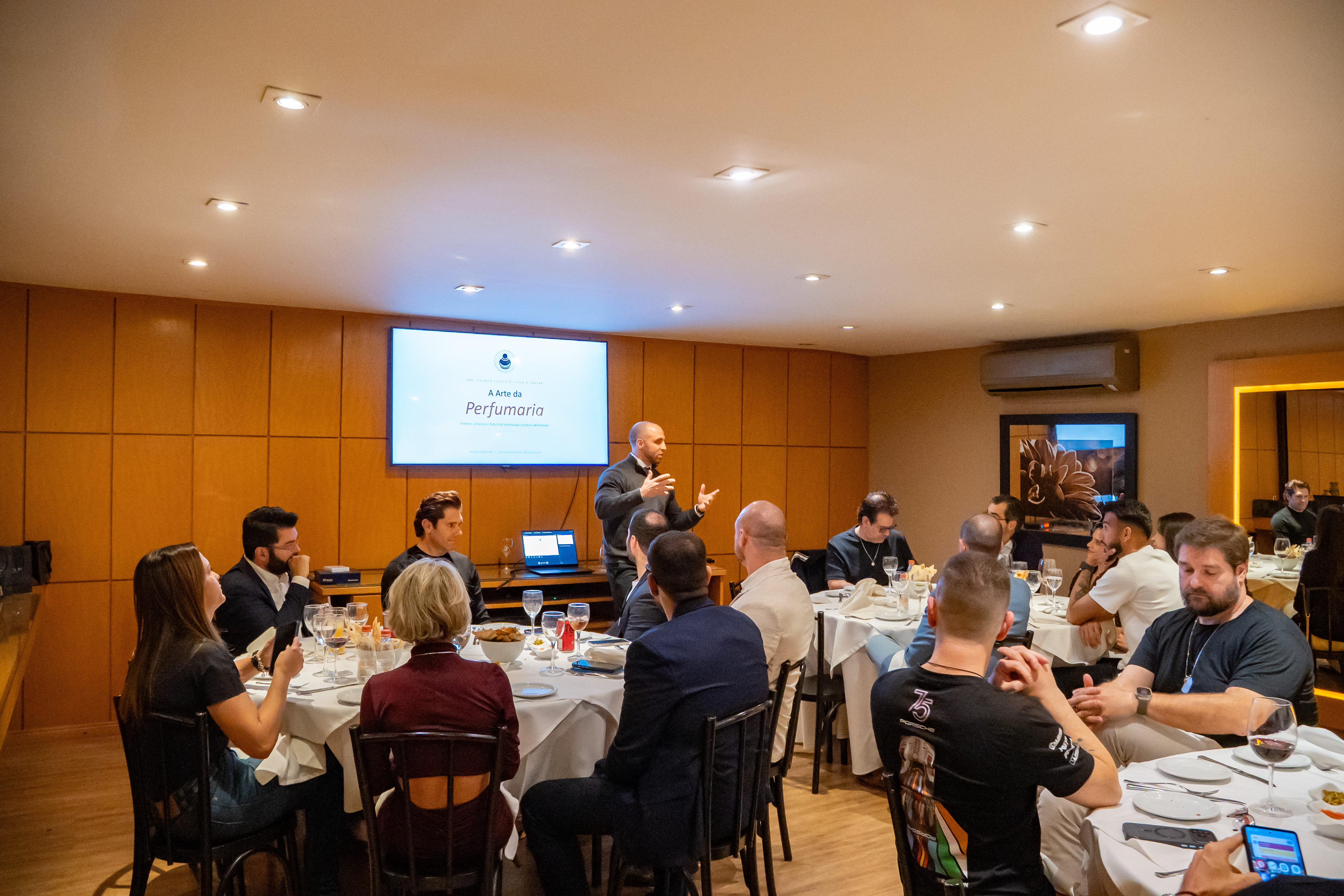 Victor Guerise ministrando a aula 'A Arte da Perfumaria' no Jantar Olfativo