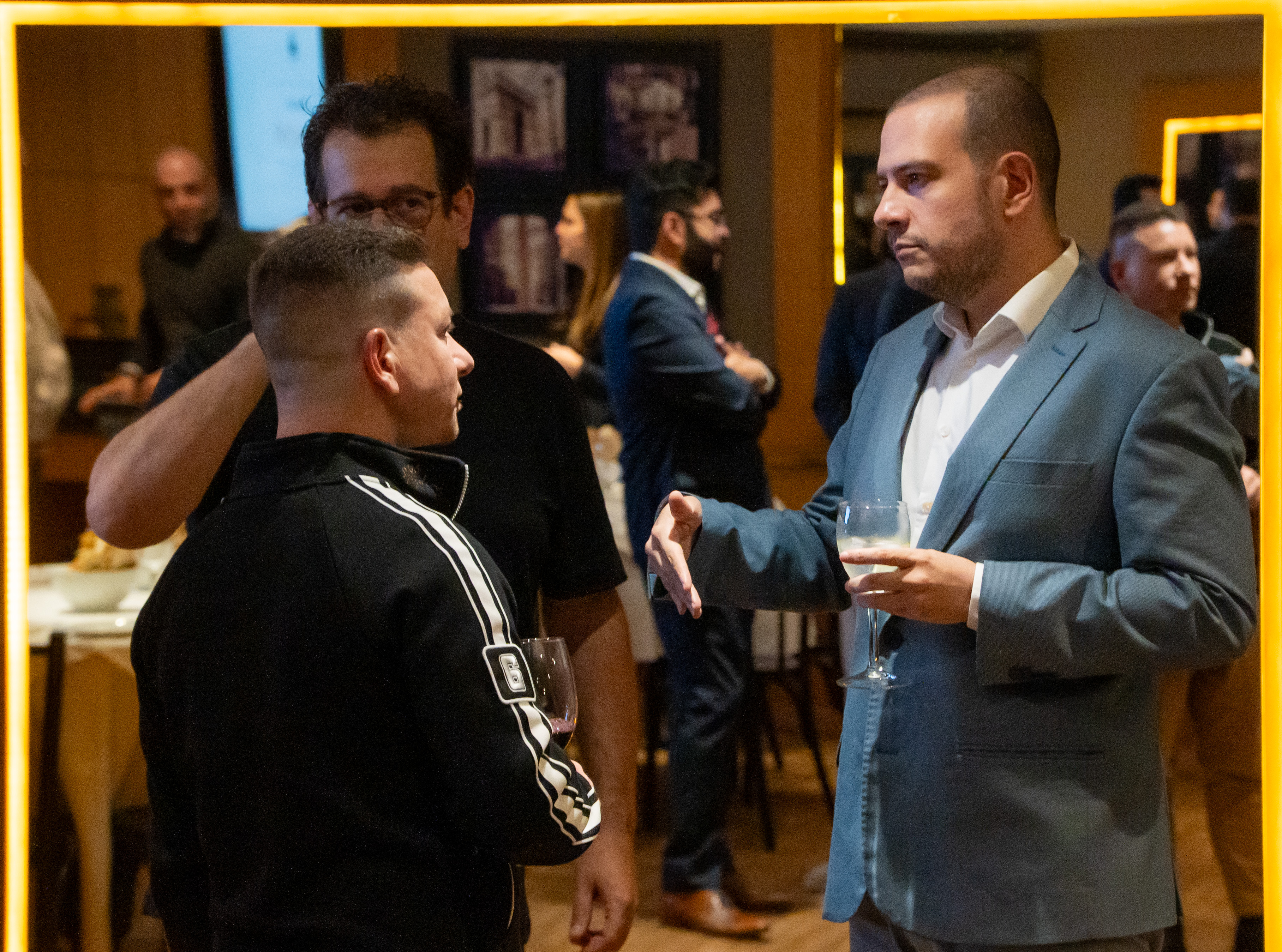 Convidados conversando durante o Jantar Olfativo